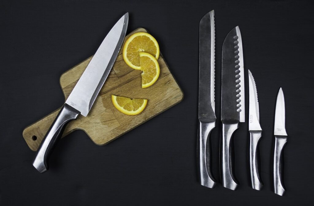 set de cuchillos de cocina profesionales sobre una tabla de cortar